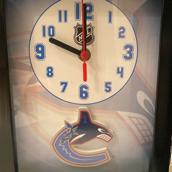 Canucks Clock + Frame - Picture 2 of 5